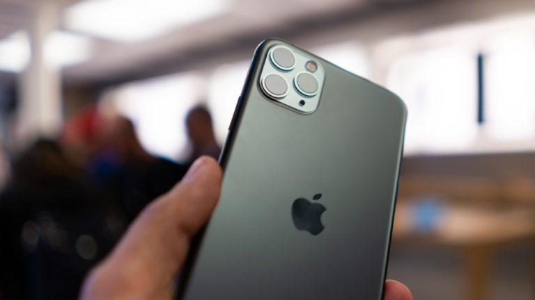 Apple in Early Talks with JPMorgan to Transfer Credit Card Program From Goldman Sachs