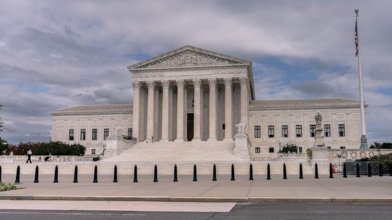 US Judge Blocks FTC from Banning Noncompete Agreements