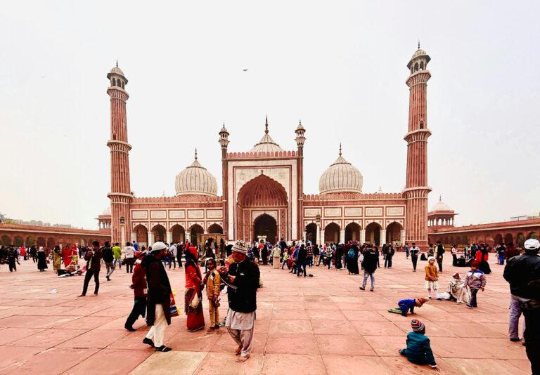 Post-Diwali Environmental Crisis: Hazardous Smog Blankets New Delhi