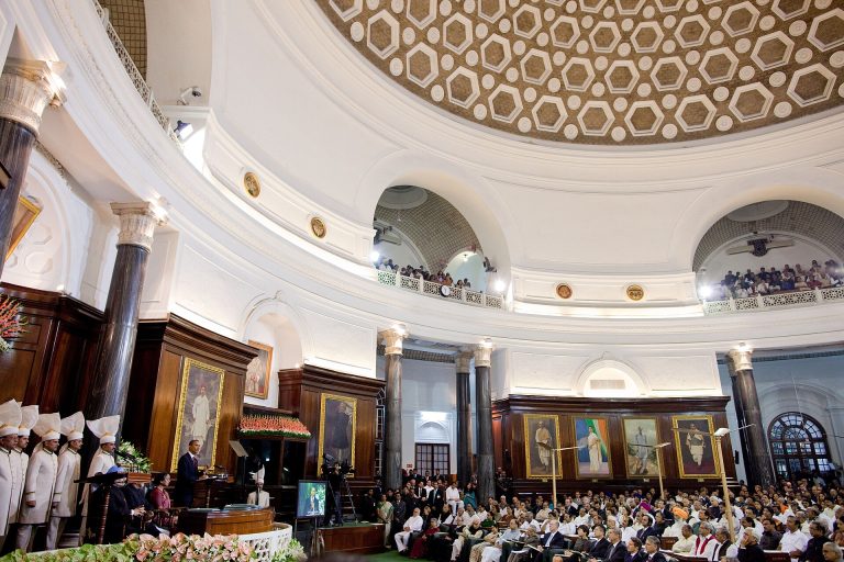 Government Weighs Tax Cuts for Foreign Bond Investors