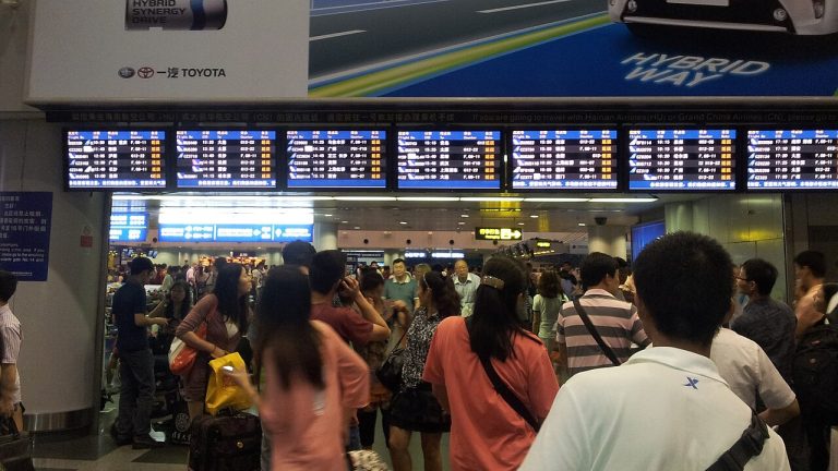American Airlines Disrupted Over 400 Cancellations
